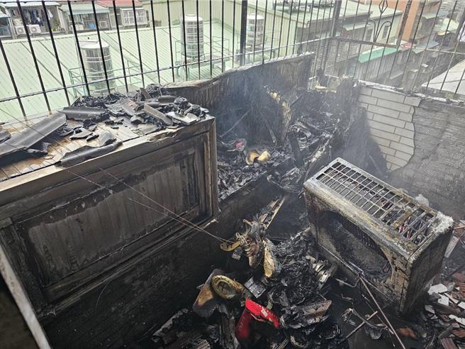 三重公寓4楼冷气不明原因起火。（新北市消防局提供／张铠乙新北传真）