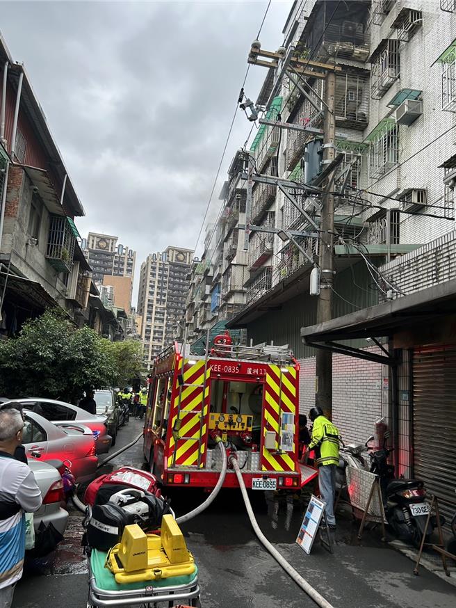 三重公寓4楼冷气不明原因起火。（新北市消防局提供／张铠乙新北传真）