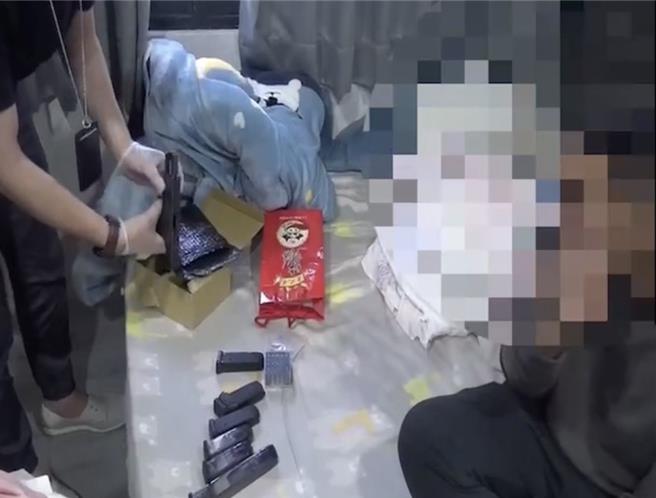 邱嫌三民区住处藏匿枪枝与子弹。（翻摄照片／洪靖宜高雄传真）