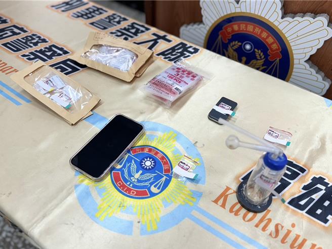 查扣1把手枪，含弹匣6个、9厘米子弹11颗、空包弹6颗、枪枝零件等枪枝、毒品证物。（洪靖宜摄）