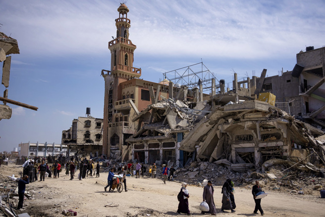 以色列军队7日撤离加萨南部大城汗尤尼斯巿（Khan Younis），居民返乡发现家园已被夷为平地。（图／美联社）