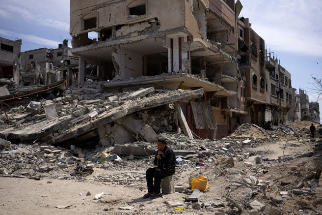 以色列军队7日撤离加萨南部大城汗尤尼斯巿（Khan Younis），居民返乡发现家园已成断垣残壁。（图／美联社）