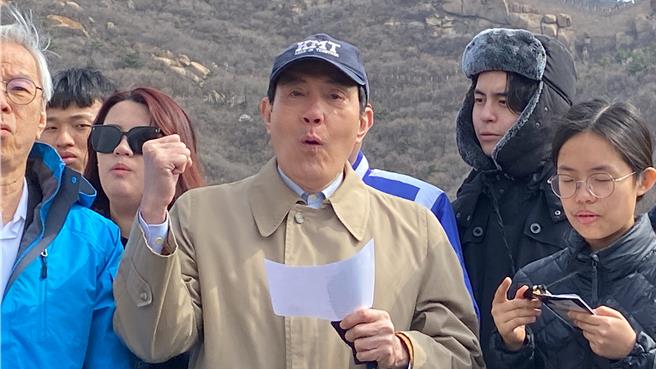 前总统马英九一行，9日上午游览八达岭长城。在长城上，马英九与学生合唱抗日歌曲〈长城谣〉。（资照／蓝孝威摄）