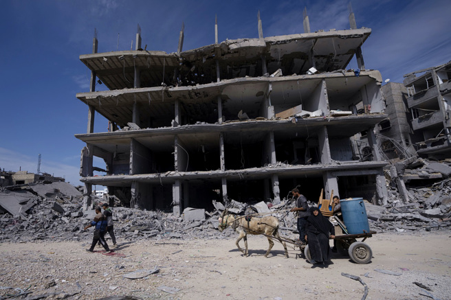 汗尤尼斯巿（Khan Younis）仍矗立的建筑充其量只剩空壳。（图／美联社）