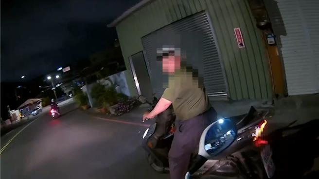 高雄一名男子曾为躲避检举变造车牌遭逮，却又悬挂假牌上路，遭警方依偽造文书罪逮捕送办。（警方提供／任义宇高雄传真）