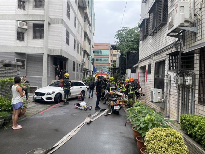 台中市西屯區大聖街1巷弄民宅9日上午驚傳情侶吵架、女方怒潑汽油燃燒恐怖情傷案。（民眾提供／馮惠宜台中傳真）