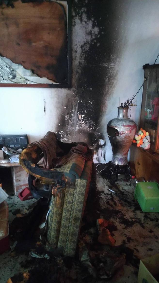 台中市西屯區大聖街1巷弄民宅9日上午驚傳情侶吵架、女方怒潑汽油燃燒恐怖情傷案。（民眾提供／馮惠宜台中傳真）