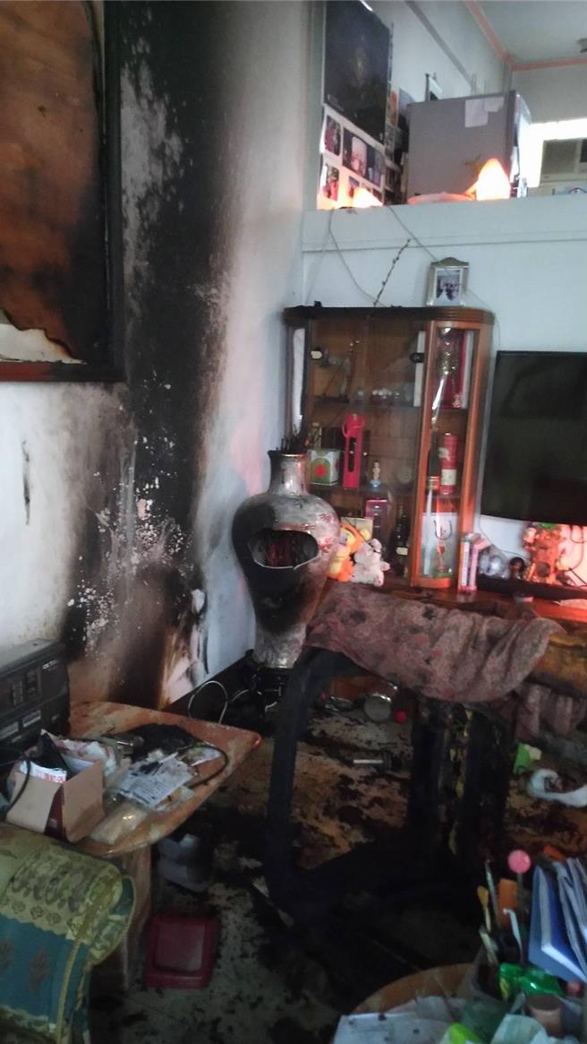 台中市西屯區大聖街1巷弄民宅9日上午驚傳情侶吵架、女方怒潑汽油燃燒恐怖情傷案。（民眾提供／馮惠宜台中傳真）