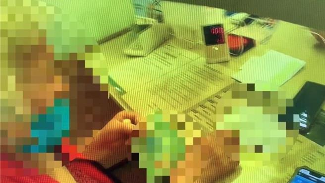 内湖派出所警员耐心向周姓妇人说明诈骗手法。（翻摄照片／林郁平台北传真）