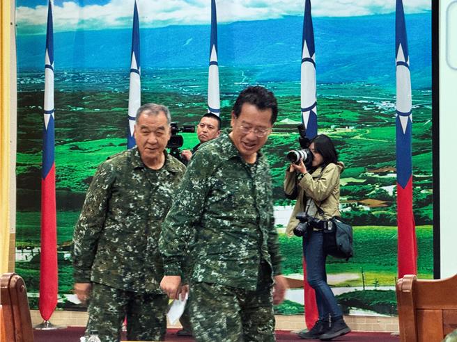 媒体报导指出，现任国安会秘书长顾立雄将出任国防部长。图为去年11月国防部长邱国正与顾立雄在台中视导一年期义务役整备。（资料照，李奇叡摄）