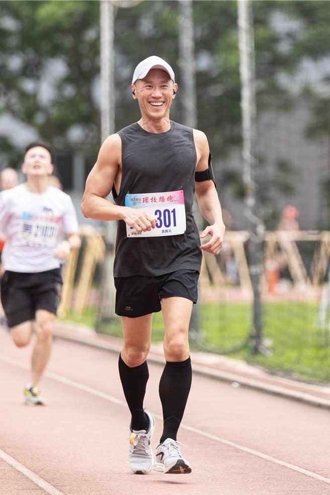 清華大學發起以「清華新能量」為主軸的校慶募款，其中包含校長高為元為「運動發展基金」而跑的募款活動。（清華提供／陳育賢新竹傳真）