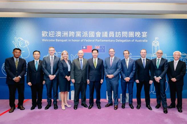 外交部长吴钊燮8日晚宴欢迎澳洲国会跨党派访团5人。（外交部提供）