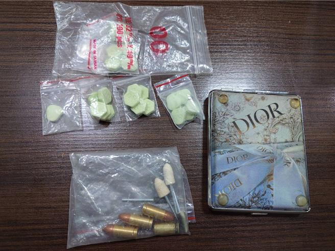 台中市西屯区大圣街1巷弄民宅9日上午惊传泼汽油起火案，警方也在现场宾士车上搜出枪、毒等违禁品，已依法将车主移送侦办。 （民眾提供／冯惠宜台中传真）