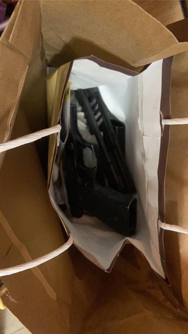 台中市西屯区大圣街1巷弄民宅9日上午惊传泼汽油起火案，警方也在现场宾士车上搜出枪、毒等违禁品，已依法将车主移送侦办。 （民眾提供／冯惠宜台中传真）