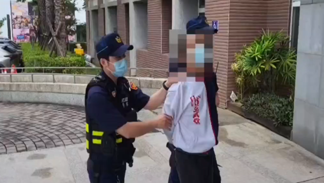 情侣吵架泼油扯案外案！女友「乾哥」宾士车上搜出枪毒。(翻摄画面)