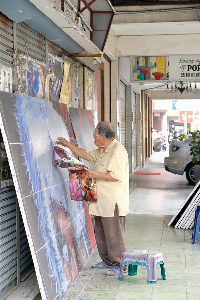 顏振發師傅日復一日繪製電影看板。（台北電影節提供）