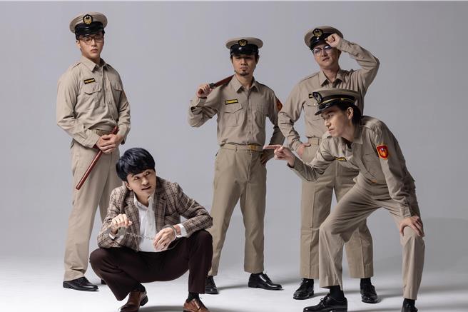 唐从圣（左二）饰演老扒手，吴念真点评「一看就是坏人」。演员左一吴骅恩，右起郑鼎谚、吴秉威、宋易勋。（绿光创艺提供）