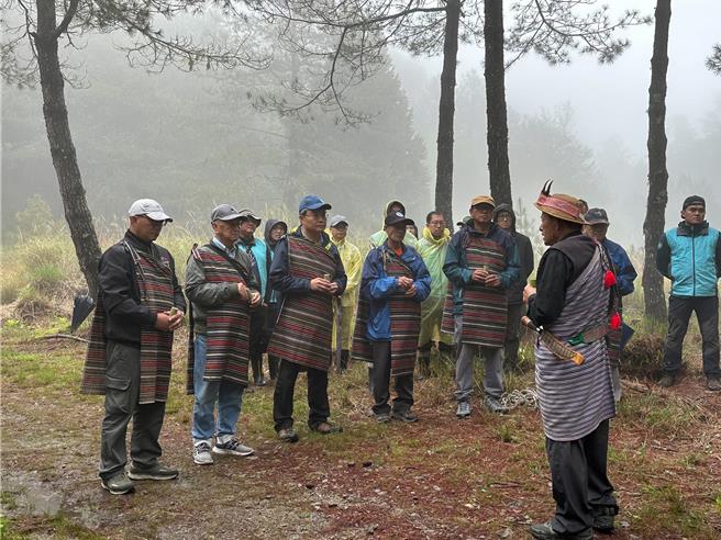 松茂部落蔡长管耆老带领部落族人、台中分署张分署长弘毅，及在场参与者共同为Lisayung祈祷。（林业保育署台中分署提供）