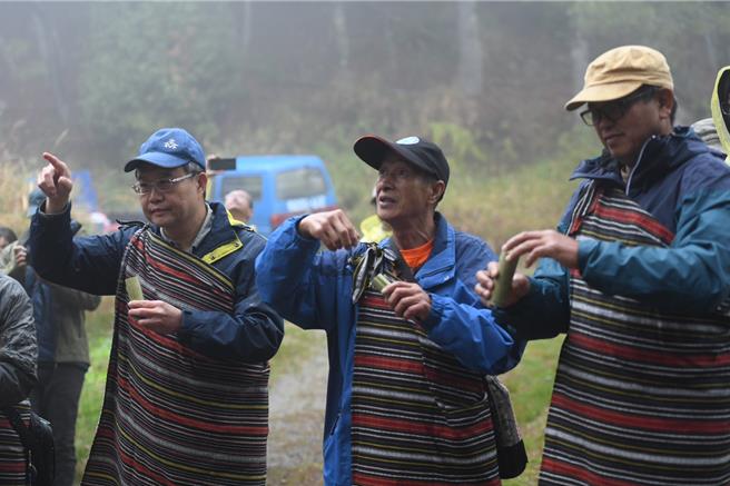 族人以泰雅传统仪式用小米酒祈求祖灵给予Lisayung祝福。（林业保育署台中分署提供）