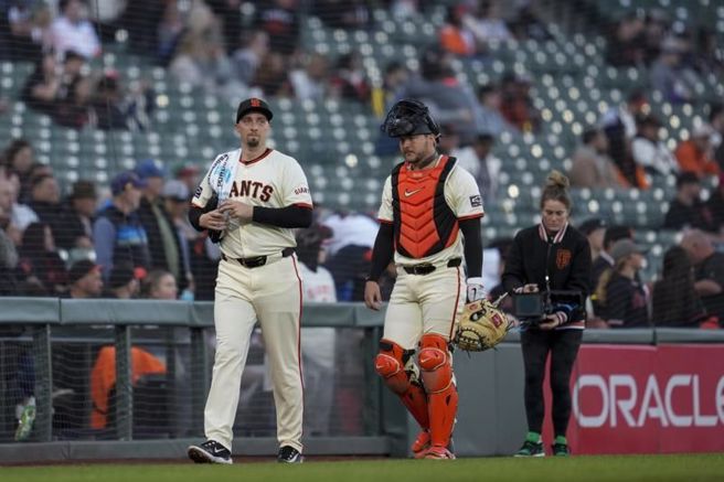 巨人先发投手史奈尔(左)首秀就吞下败仗。（美联社）