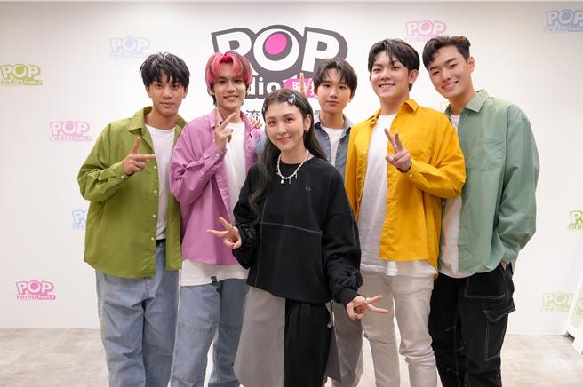 AcQUA源少年帶著首張專輯《I'm_Here_我在》接受DJ魏如昀專訪。（POP Radio提供）