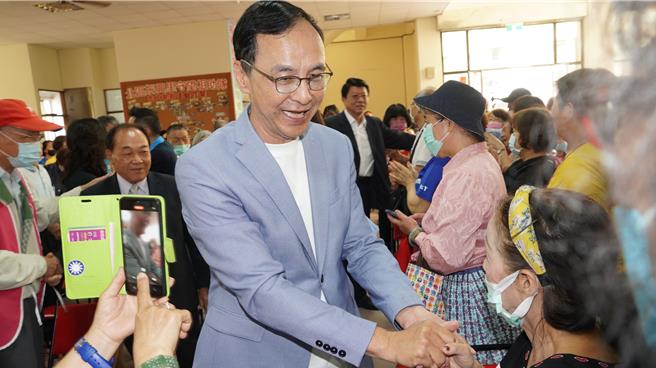 国民党主席朱立伦到台南主持市党部主任交接仪式时，对党内高层陆续参访中美表达了看法。（宝智华摄）