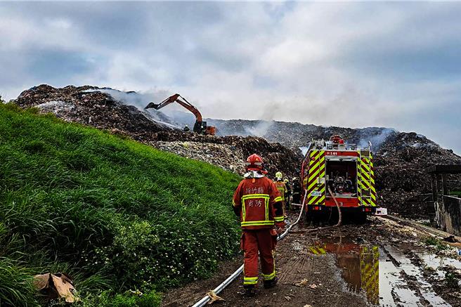 新豐鄉垃圾掩埋場每年都發生沼氣引發的自燃火警，縣府環保局向環境部爭取改善工程補助計畫及專案管理補助計畫，待計畫核定將派員進駐管理。（羅浚濱攝）