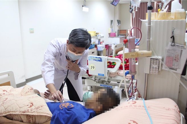 廖宸甫醫師表示，止痛藥使用過多容易造成腎臟傷害。（後龍診所提供／李京昇苗栗傳真）