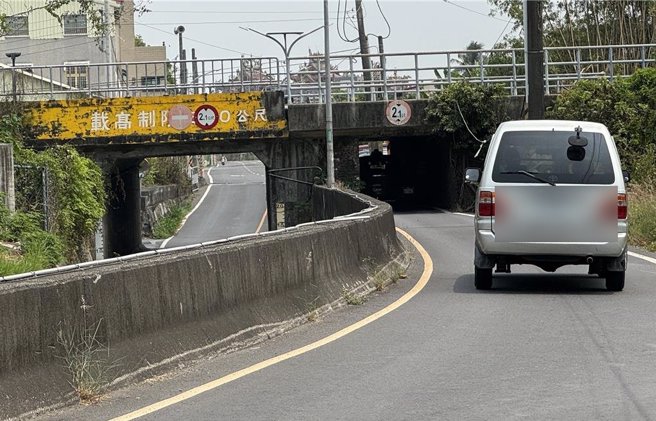 仁德保安里潭税桥涵洞车道高低、宽窄不一，尤其西向东涵洞宽度不足，常有驾驶忧强行通过刮伤车，选择走左侧车道，不时上演车辆逆向，险象环生。（曹婷婷摄）