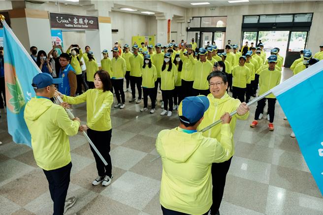 新竹县长杨文科（前右）和教育局长杨郡慈（前左）9日在县府大厅授旗给新竹县全中运选手代表。（罗浚滨摄）