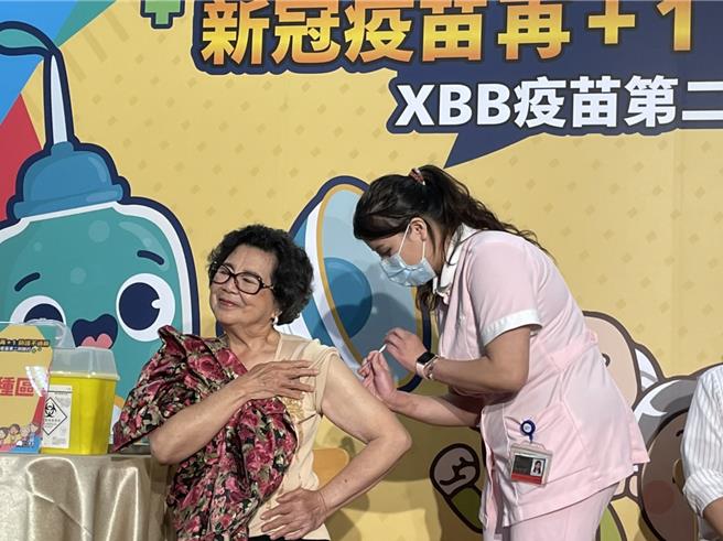 疾管署今天举办「65岁以上新冠疫苗再加1，防护不过期」XBB疫苗第2剂开打记者会，防疫大使王满娇及素人代表也挽起衣袖，现场示范接种。（郑郁蓁摄）