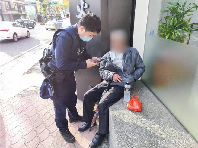 蘆竹分局南崁派出所日前協助身體不適的老翁返家。（蘆竹分局提供）