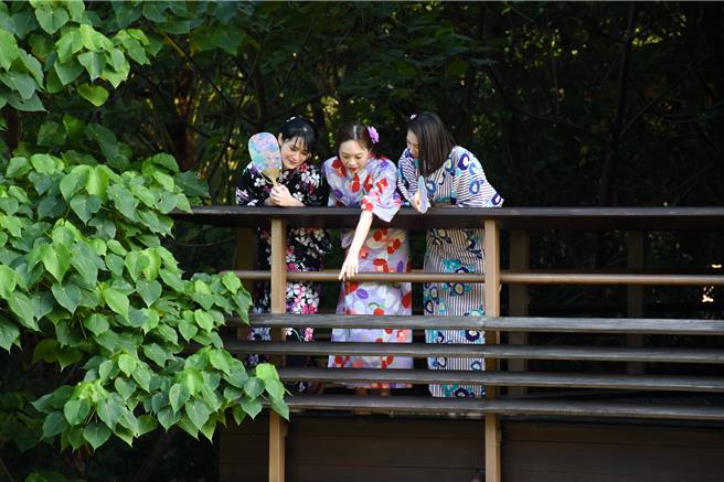 日勝生加賀屋提供日式花浴衣加購體驗，旅客穿上傳統的日式花浴衣，漫步在北投，有種置身日本的錯覺。(日勝生加賀屋國際溫泉飯店提供)