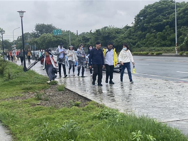 桃园市捷工局以步行7.2公里方式完成捷运绿线延伸中坜路线踏勘。（桃园市捷工局提供）