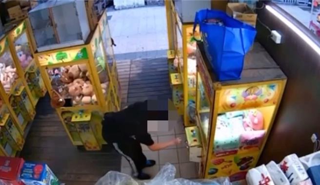 高雄一处娃娃机台连续遭窃，警方成功逮到年仅18岁窃嫌。（警方提供／任义宇高雄传真）