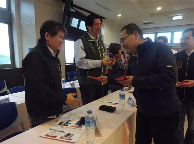 新北市长侯友宜（右二）9日到万里区进行座谈，并发红包给当地里长。（张铠乙摄）