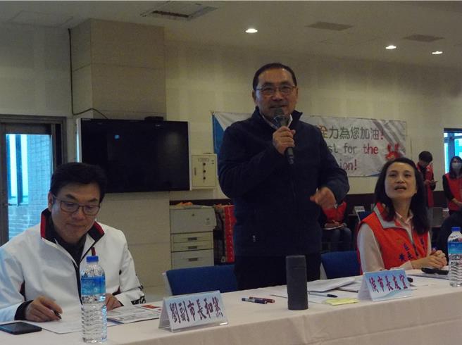 新北市长侯友宜（中）9日到万里区进行座谈。（张铠乙摄）