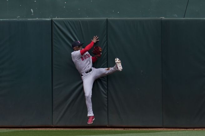 红袜中外野手拉菲拉撞墙接杀深远飞球。（美联社资料照）