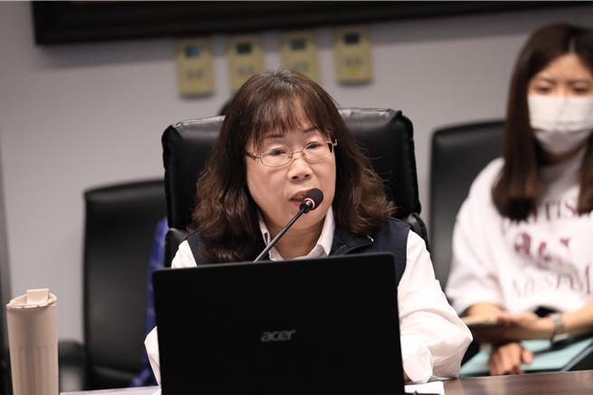 台中市社會局長廖靜芝9日在市政會議進行「幸福城市，社區進行式—福利社區認證」專案報告。（馮惠宜攝）
