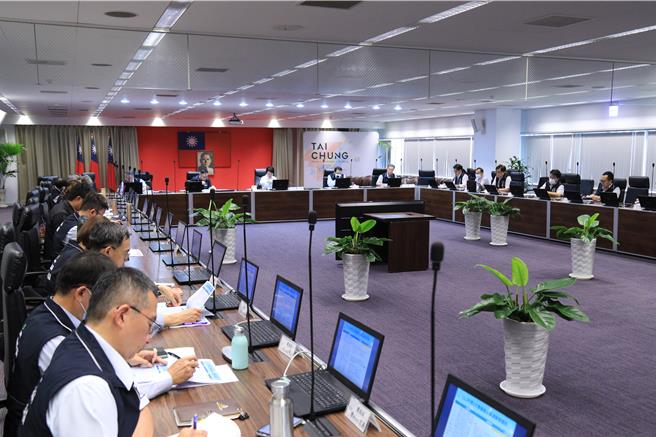 近年台中市空污改善有成，3、4月适逢季节转换空品相较不稳，台中市空气品质改善委员会日前于市府惠中楼举行今年首次会议，讨论污染防治作为与进度。（中市府提供／潘虹恩台中传真）