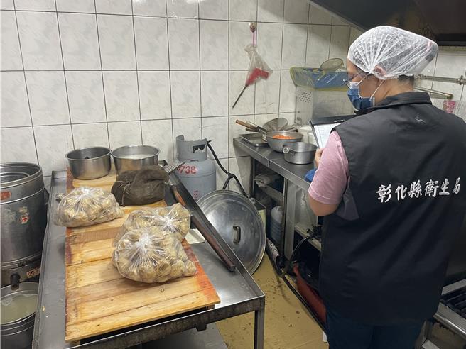 彰化縣衛生局派員到餐廳稽查。（彰化縣政府提供／孫英哲彰化傳真）