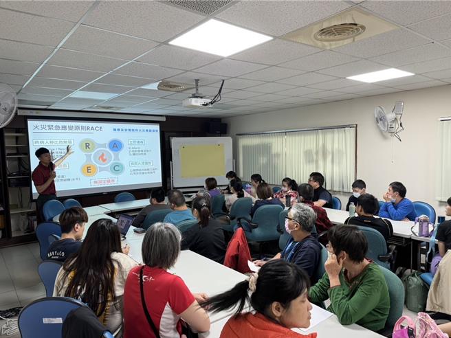 桃園市消防局第三大隊新坡分隊9日至心燈啟智教養院，辦理防火防災暨自衛消防編組訓練。（翻攝照片／蔡明亘桃園傳真）