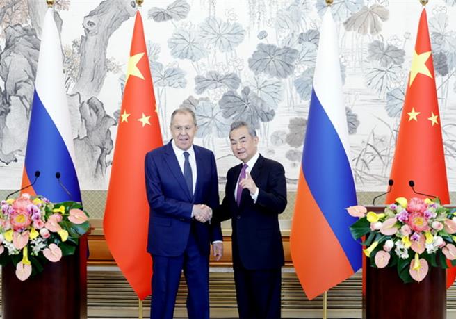 中国外交部长王毅9日在北京与俄罗斯外长拉夫罗夫举行会晤。（摘自大陆外交部官网）