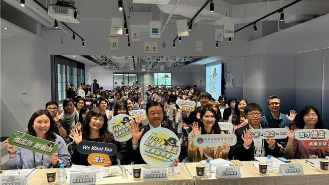 台灣少子化嚴重，勞動力人口拉警報，僑務委員會首度舉辦「2024年企業聘用僑生就業說明會」高雄場9日下午登場。（柯宗緯攝）