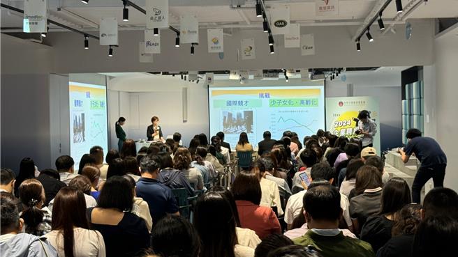台灣少子化嚴重，勞動力人口拉警報，僑務委員會首度舉辦「2024年企業聘用僑生就業說明會」高雄場9日下午登場。（柯宗緯攝）