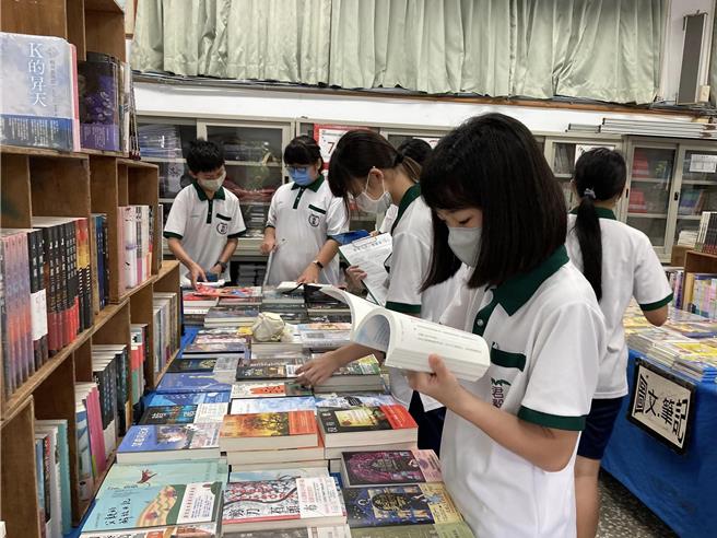 君毅高中在校園內舉辦書展。（校方提供／李京昇苗栗傳真）