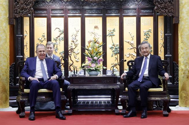 中国外交部长王毅9日在北京与俄罗斯外长拉夫罗夫举行会谈。（摘自大陆外交部官网）