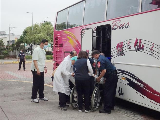 游览车将整团载至大林慈济医院，让出现症状的25人就医。（大林慈济医院提供∕吕妍庭嘉义传真）