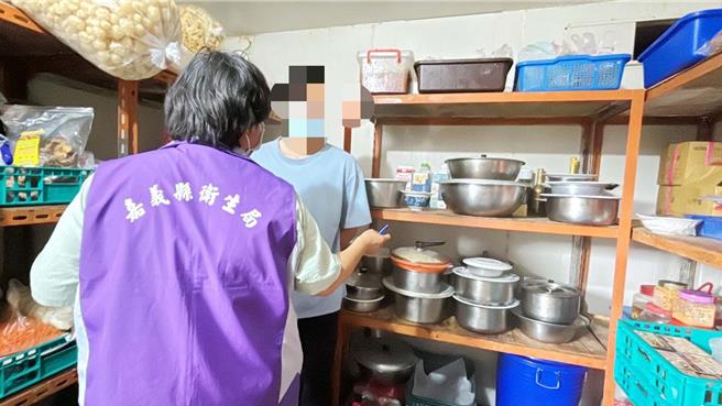 嘉县卫生局针对旅游团8日晚间投宿辖内某民宿，进行卫生管理稽查抽验相关食余检体3件，採取厨工人体检体4件。（嘉义县政府提供∕吕妍庭嘉义传真）