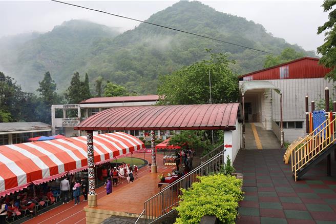 德鹿谷国小的校舍老旧且耐震能力不足，最近花莲大地震余震不断，全校师生被迫在大操场上课。（南投县政府提供／杨静茹南投传真）